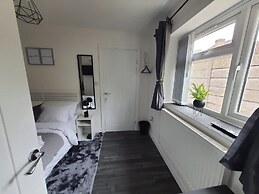 Private Room - Ensuite Bathroom - Free Parking