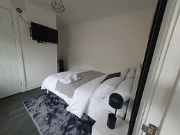 Private Room - Ensuite Bathroom - Free Parking