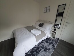 Private Room - Ensuite Bathroom - Free Parking