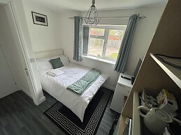 Private Room - Ensuite Bathroom - Free Parking