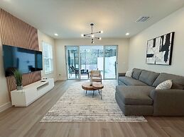 Upstay - Modern Home w Pool in New Development