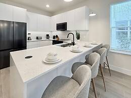 Upstay - Modern Home w Pool in New Development