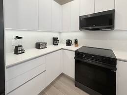 Upstay - Modern Home w Pool in New Development