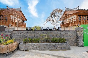 wangkyeong hanoak poolvilla