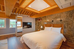 wangkyeong hanoak poolvilla