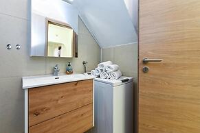 Stylish Family Retreat With Shared Pool