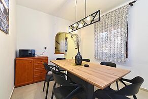 Stylish Family Retreat With Shared Pool