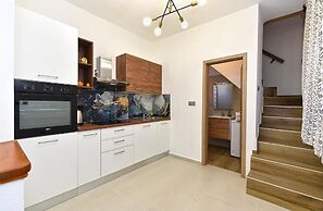 Stylish Family Retreat With Shared Pool