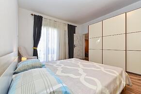 Stylish Family Retreat With Shared Pool