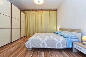 Stylish Family Retreat With Shared Pool