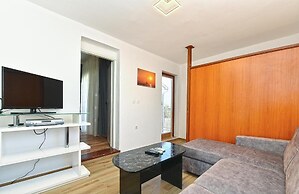 Stylish Family Retreat With Shared Pool