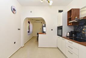 Stylish Family Retreat With Shared Pool