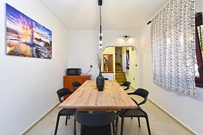 Stylish Family Retreat With Shared Pool