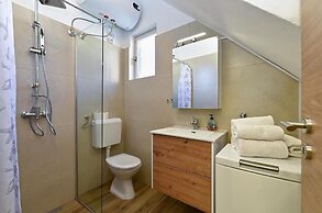 Stylish Family Retreat With Shared Pool