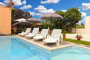 Stylish Family Retreat With Shared Pool