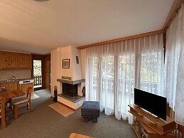 Gracious Apartment With Patio in Hills