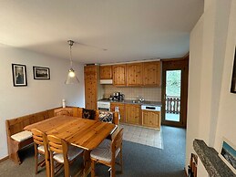 Gracious Apartment With Patio in Hills