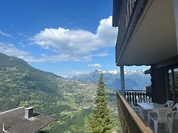 Gracious Apartment With Patio in Hills