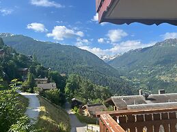 Gracious Apartment With Patio in Hills