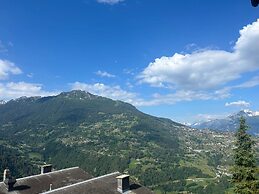 Gracious Apartment With Patio in Hills