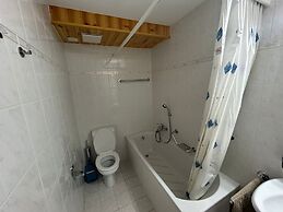 Gracious Apartment With Patio in Hills