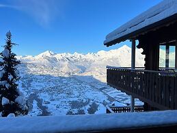 Gracious Apartment With Patio in Hills