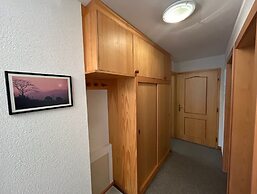 Gracious Apartment With Patio in Hills