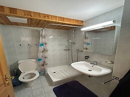 Gracious Apartment With Patio in Hills