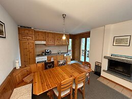 Gracious Apartment With Patio in Hills