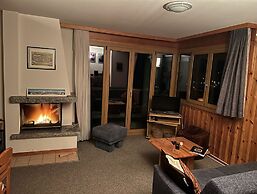 Gracious Apartment With Patio in Hills