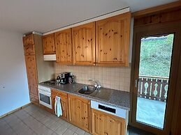 Gracious Apartment With Patio in Hills