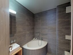 Exquisite Apartment With Balcony