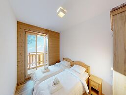 Exquisite Apartment With Balcony