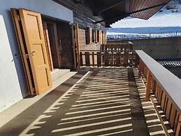 Mountain Apartment With Views