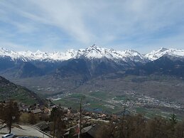 Mystical Apartment With Mountain Views