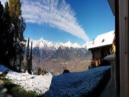 Sunny Apartment With Outdoor Dinning