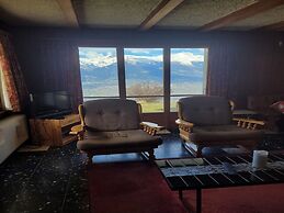 Sunny Apartment With Outdoor Dinning