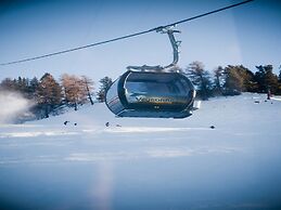 Sunny Apartment With Outdoor Dinning
