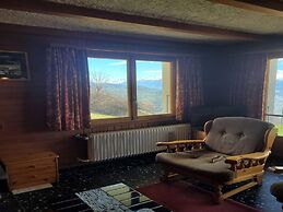 Sunny Apartment With Outdoor Dinning