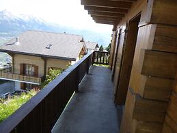 Sunny Apartment With Outdoor Dinning