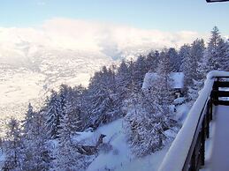 Apartment With Mountain Views
