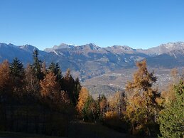 Apartment With Mountain Views