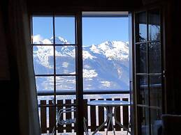 Apartment With Mountain Views
