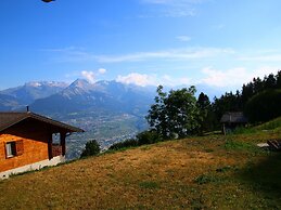Authentic Apartment With Mountain Views