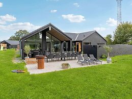 5 Star Holiday Home in Dronningmolle