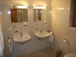 Christoph Standing & Calm Chalet 10 Pers