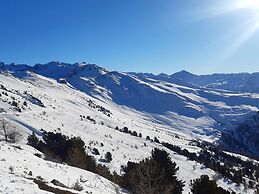 Modern Apartment With Views