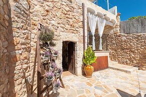 Villa in Buger With Pool & Mountain Views