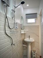 Ozone Beach House & Rooms