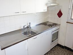 Spacious Apartment With Garden Furniture